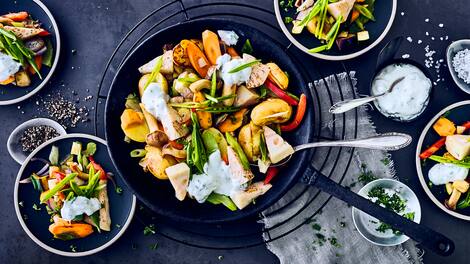 Mehr Gemüsepfanne geht fast nicht. Genießen Sie doch einmal Karotten, Auberginen, Paprika, Erbsen und Zucchini mit Jackfruit. Dazu einen leckeren selbstgemachten Kräuterquark. 