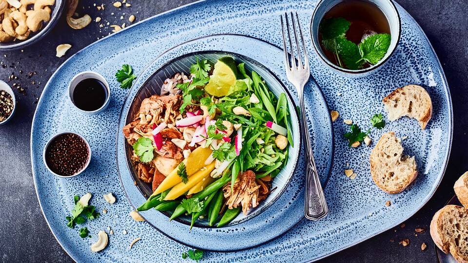 Trendfood mit Trendfrucht: Genießen Sie eine Curry-Bowl mit Jackfruit, Gurke und Mango. Fein abgeschmeckt mit Soja- und Teriyakisauce ein Highlight!