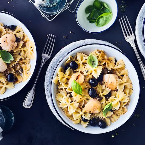 Sommerliches Pastagericht mit Jakobsmuscheln gesucht? Gefunden – wir vereinen Farfalle mit Jakobsmuscheln, Oliven und Kapern.