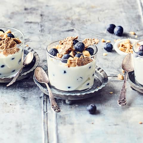 Mögen Sie es gern fruchtig zum Frühstück? Dann probieren Sie unseren griechischen Joghurt mit Walnüssen, frischen Heidelbeeren und Vollkornhaferflakes – fertig in 15 Minuten!