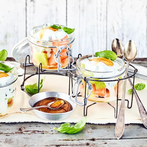 Dieses schnelle Gericht passt zum Frühstück oder als Snack für zwischendurch: Probieren Sie unseren griechischen Joghurt mit Honigmelone und Basilikum – fertig in 20 Minuten!