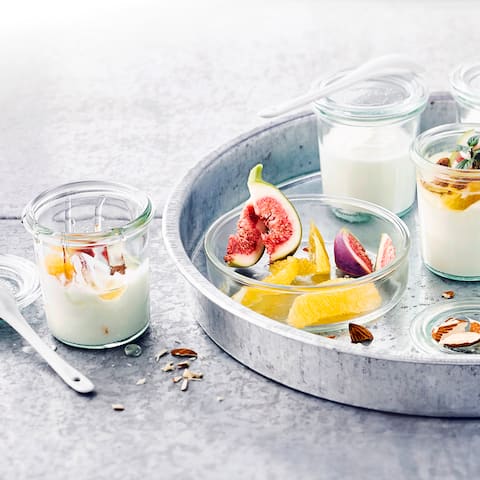 Selbstgemachter Joghurt mit Früchten im Glas