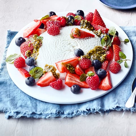 Ob als leckeres Dessert, als Frühstücksspezialität oder als Snack zwischendurch: Eine selbstgemachte Joghurtbombe mit frischen Erdbeeren und Pistazienpesto. 