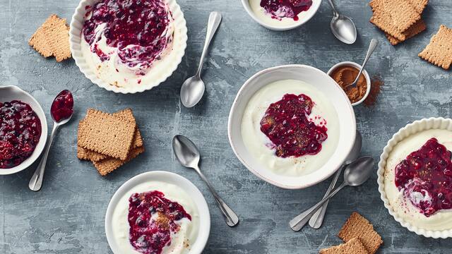 Joghurtdessert mit Früchten