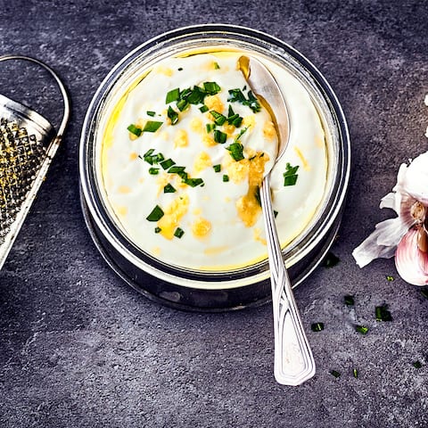 Ob als Beilage zum Grillen oder Dip zu Antipasti, eine klassische Joghurtsauce mit frischem Knoblauch und Zitrone passt immer.