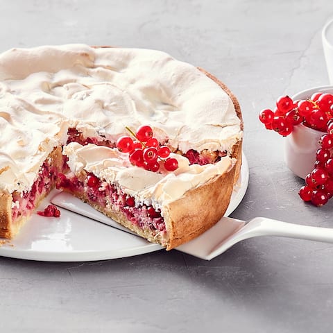 Unser raffinierter Johannisbeerkuchen kombiniert lockeren Vollkornmehl-Teig mit einem saftigen, säuerlich-süßen Nuss-Johannisbeer-Guss – so lecker!