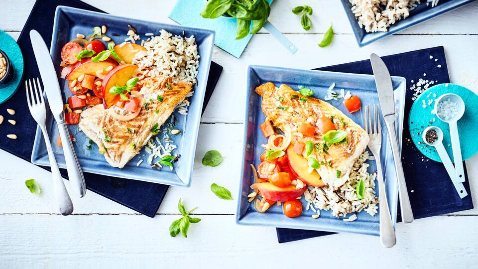 Diese raffinierte Kombination aus Fisch und Frucht sollten Sie einmal probieren: Unser mariniertes Kabeljaufilet an pikantem Nektarinen-Paprika-Tomaten-Gemüse – schnell und lecker!
