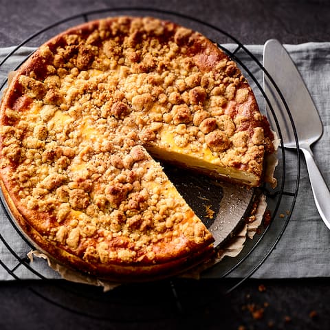 Leckeres Gebäck für Ihre herbstliche Kaffeetafel: Probieren Sie unseren Käsekuchen mit Quark, Haselnuss-Streuseln und frischen Birnen!