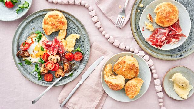 Käse-Scones mit Champignons und Ei