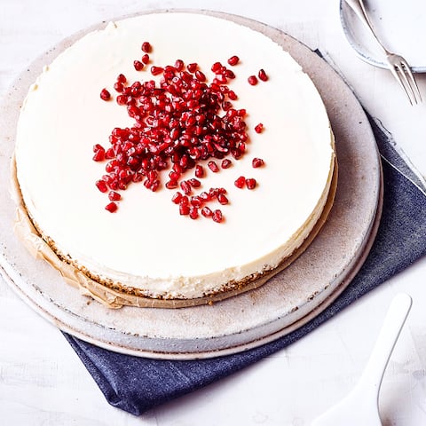Für unser Rezept für einen raffinierten Käsekuchen mit Frischkäse und Granatapfel benötigen Sie keinen Backofen – probieren Sie es gleich mal aus!