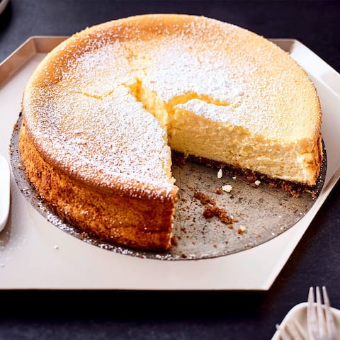 Leckerer Käsekuchen mit einem krümeligen Boden aus Dinkel-Butterkeksen und einer feinen Frischkäsemasse. Schmeckt herrlich fluffig. 