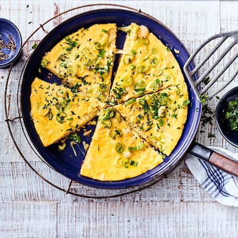 Eine leckere Alternative zu Rührei mit ganz viel Käse: Unser Käseomelette passt perfekt zu geröstetem Brot oder Toast!
