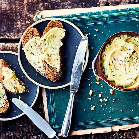 Mit unserem Rezept für selbstgemachte Kräuterbutter bereichern Sie jedes Party-Büfett: Probieren Sie unsere Variante mit Löwenzahn, Bärlauch, Salz und Pfeffer – fertig in 10 Minuten!