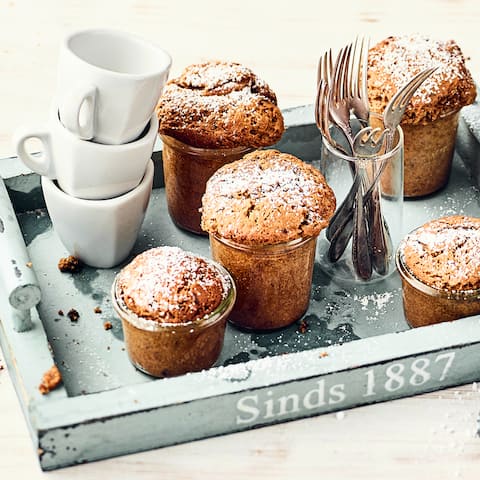 Genießen Sie aromatische Mini-Kuchen mit Kaffee und Schokolade: Unser Rezept für das kleine Gebäck aus dem Glas ist ideal für einen Snack zwischendurch.