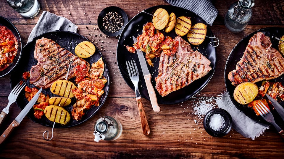 Leckeres Gericht für den Grill: Probieren Sie unser zartes Kalbskotelett in selbstgemachter Thymian-Marinade mit Prinzessbohnen und gefächterten Grillkartoffeln!