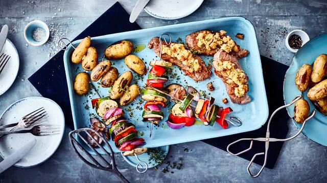 Kalbsrückensteaks mit Grillgemüse und Kartoffeln