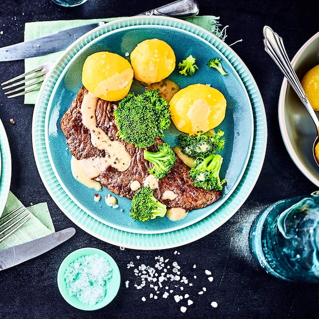 Für besondere Anlässe ein ideales Gericht: Probieren Sie unser Kalbsschnitzel-Rezept mit Käse-Soße aus und erfahren Sie, wie das Fleisch schön zart bleibt.