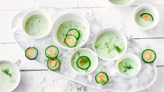 Kalte Gurkensuppe mit Lachs