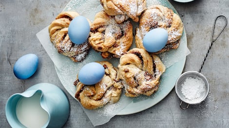 Süßes Hefegebäck aus Schweden: Probieren Sie unsere Kanelbullar-Knoten mit Zimt und Nougatstücken – klassish zum Osterfest serviert und ideal, wenn Sie Gäste erwarten!