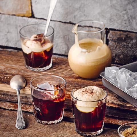 Leckere Erfrischung für Kaffee-Liebhaber: Probieren Sie unseren außergewöhnlich leckeren Karamell-Eis-Macchiato mit aufgeschäumter Milch!