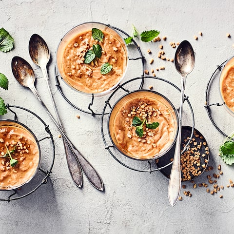 Ob pur genießen oder zum Beispiel mit Früchten oder Krokant garniert verspeisen: Der Karamellpudding ist super cremig und herrlich süß. 
