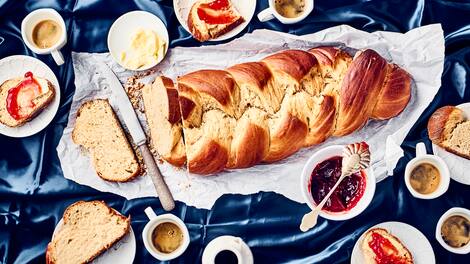 Nicht nur zu Ostern schmeckt ein Hefezopf zum Frühstück oder Nachmittagskaffee. Lassen Sie sich auf edeka.de von den Rezepten für das Gebäck inspirieren.