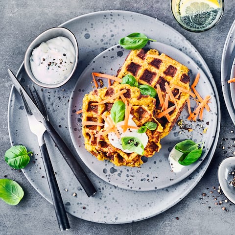 Herzhafte Waffeln mit Karotten, Haferflocken und Mandeln schön knusprig gebacken und dazu ein Joghurt-Knoblauch-Dip, perfekt für einen lauen Sommerabend oder Snack für Zwischendurch.