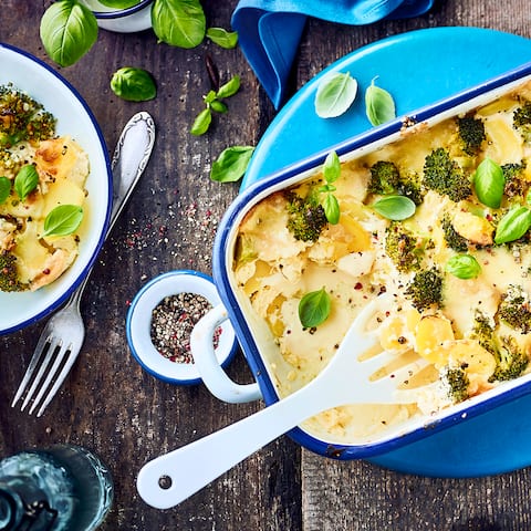 Mit frischen Zutaten und mit Frischkäse und Schmand verfeinert ist unser Kartoffel-Brokkoli-Auflauf immer eine gute Idee für ein schnelles Mittagessen!