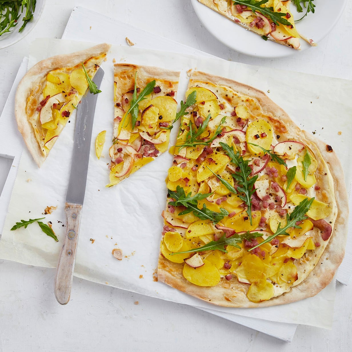 Kartoffel-Flammkuchen mit Schinkenwürfeln