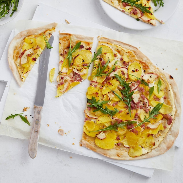 Kartoffel-Flammkuchen mit Schinkenwürfeln