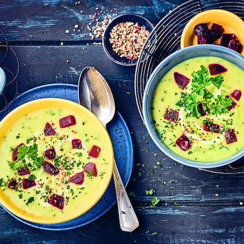 Leckeres Gericht für kalte Wintertage: Probieren Sie unsere Kartoffelcremesuppe mit Knoblauch, Sahne und Rote Bete – fertig in 55 Minuten!