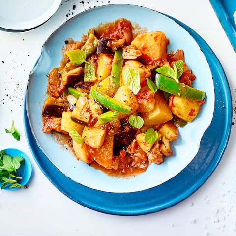 Aus Kartoffeln lassen sich köstliche Beilagen wie Kartoffelsalat zubereiten. Mit unserem Kartoffelgemüse stellen wir Ihnen eine weitere Rezeptidee vor!