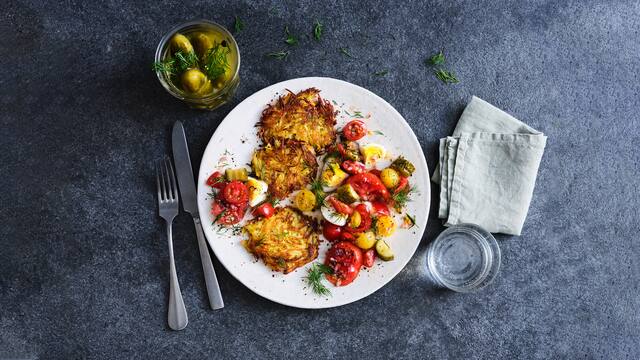 Kartoffelrösti mit Tomaten-Gewürzgurken-Salat