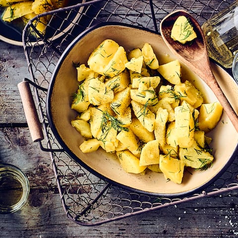 Dill gibt dem Kartoffelsalat einen besonderen Geschmack, passt sehr gut zu gebackenem Fisch.