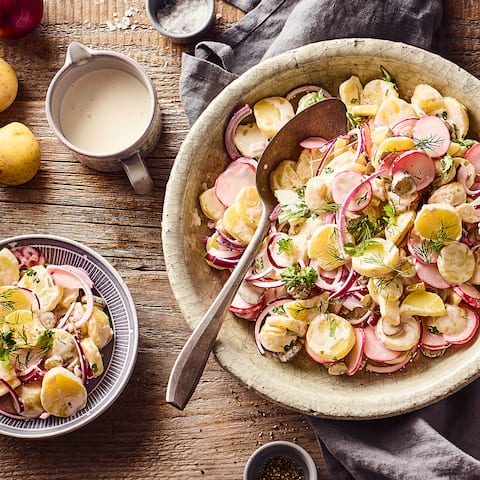Probieren Sie unser Rezept für veganen Kartoffelsalat aus! Die Salatcreme besteht aus Guarkernmehl und Haferdrink, zusätzliche Würze geben Dill, Radieschen und Gurken.