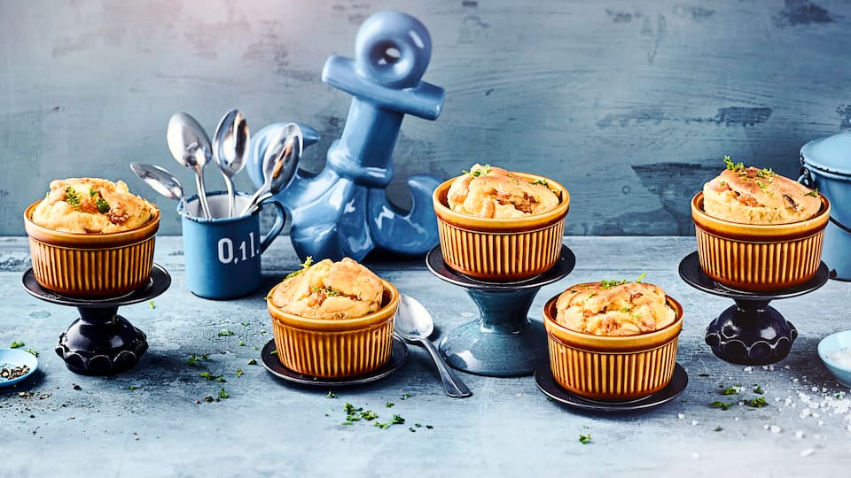 Mit unserem Kartoffelsoufflé-Rezept führen wir Sie in die Kunst der luftigen Auflaufzubereitung ein – entscheidend ist hierbei das Schlagen des Eiweißes!