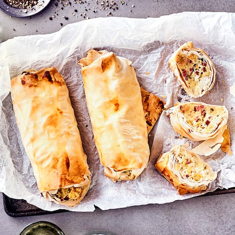 Wir finden Strudelteig und Kartoffeln passen hervorragend zusammen uns verfeinern unseren selbstgemachten Kartoffelstrudeln noch mit Schmand und Schinkenwürfeln.