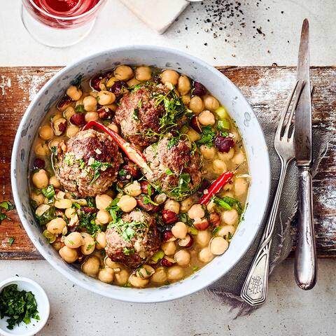 Haben Sie Appetit auf ein deftiges Fleischgericht? Probieren Sie unser Rezept für Kasserolle mit pikant gewürzten Rinderhack-Bällchen, Kichererbsen, Haselnusskernen und frischen Kräutern! 