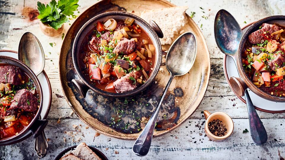 Ein leckeres, würziges und aromatisches Fleischgericht aus der bulgarischen Küche: Kavarma wird mit Schweinegulasch, Porree, Paprika und Aubergine gekocht und in unserem Rezept mit Weißbrot gegessen.