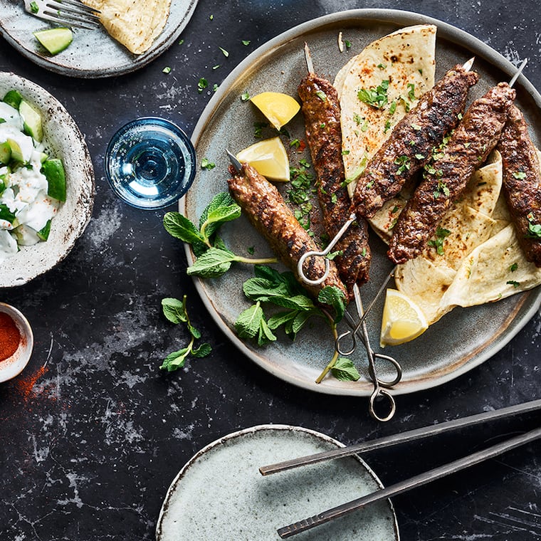 Kebab mit Rinderhack und Joghurt-Gurkensalat