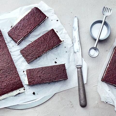Cremig milchiger Genuss aber in Low Carb? Probieren Sie einmal unser Rezept für eine Keto Milchschnitte mit cremiger Sahne-Frischkäse-Füllung.