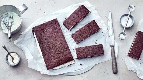 Cremig milchiger Genuss aber in Low Carb? Probieren Sie einmal unser Rezept für eine Keto Milchschnitte mit cremiger Sahne-Frischkäse-Füllung.