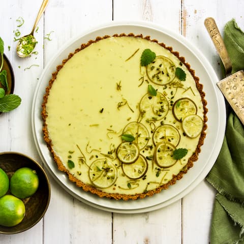 Herrlich erfrischend ist dieses amerikanische Dessert mit knusprigem Keksboden, Limetten und gesüßter Kondensmilch: Unser Key Lime Pie!