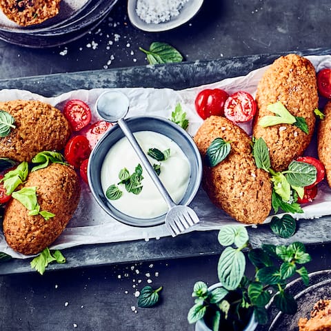 Kibbeh mit Cocktail-Tomaten und frischem Minz-Joghurt