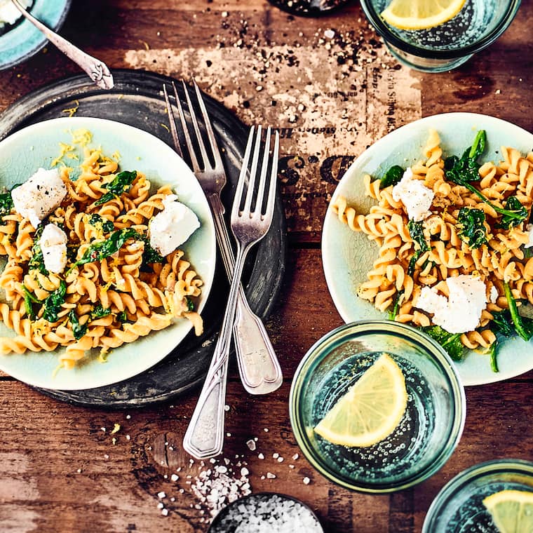 Kichererbsen-Pasta mit Spinat und Ziegenkäse