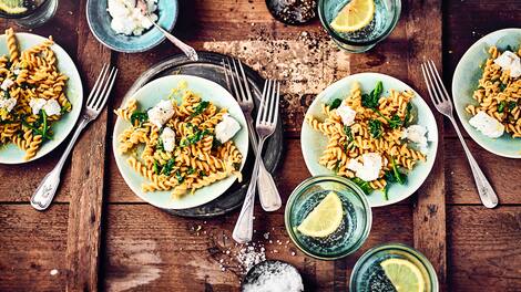 Kaum Zeit zum Kochen und es sollen nicht immer die typischen Nudeln sein? Dann probieren Sie unser Rezept für Kichererbsen-Pasta aus: Dazu Spinat und Ziegenfrischkäse!