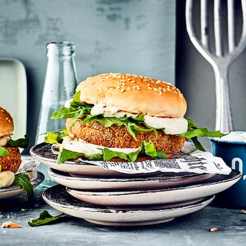 Burger-Glück ganz ohne Fleisch: Die Patties für unseren Kichererbsen-Süßkartoffel-Burger stellen Sie einfach selber her und servieren ihn mit Joghurtcreme und Salat. 