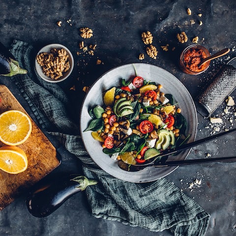 Frisch, knackig & sportlich - perfekt für den Sommer! Unser Kichererbsen-Walnuss-Salat mit Avocado und frischem Spinat eignet sich hervorragend als Beilage zum Grillen oder auch als Hauptmahlzeit. 