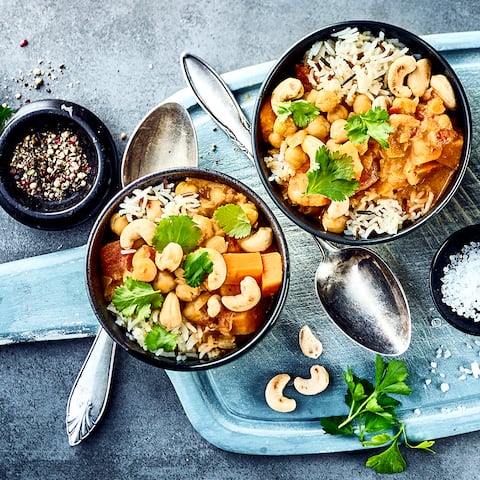 Schnell und einfach zubereitet und dazu köstlich cremig ist unser Kichererbsencurry mit Kokosmilch, Blattspinat, Süßkartoffel und Cashewkernen. 