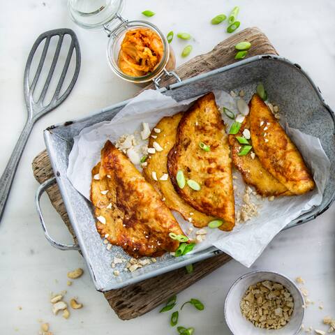 Genießen Sie das koreanische Nationalgericht einmal anders: Mit unserem Rezept für Kimchi-Pancakes an Kresse-Dip erleben Sie den eingelegten Chinakohl jetzt neu!